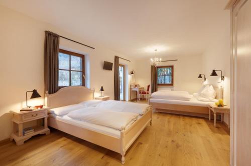 Posteľ alebo postele v izbe v ubytovaní Historic Guesthouse BIRCHER B&B Apartments near Sterzing