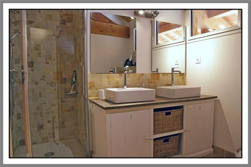 Cerdon的住宿－LES CHAMBRES DE LIANE，一间带两个盥洗盆和淋浴的浴室