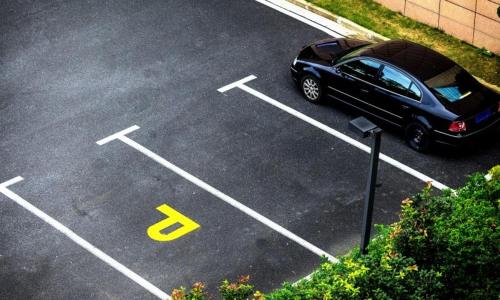 コンスタンツァにあるRomantic Tomis Mamaiaの黄色の看板を持つ駐車場