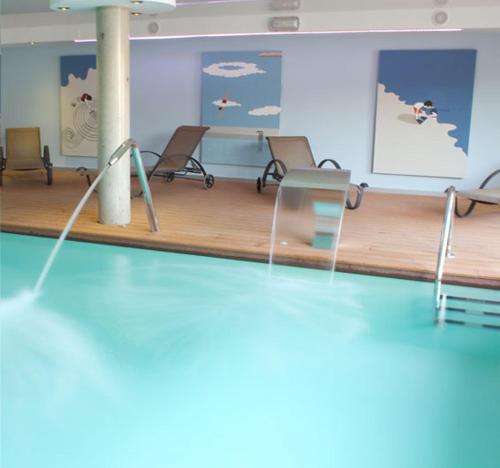Bazén v ubytování Duplex céntrico en Noja con acceso a spa relax. nebo v jeho okolí