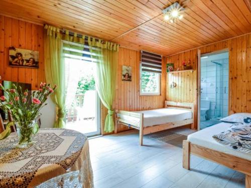 シフィエラドゥフ・ズドルイにあるPokoje Gościnne Poniatowscyのベッド2台、窓が備わる広い客室です。