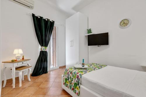 TV a/nebo společenská místnost v ubytování Vucciria Market Apartment with Balconies