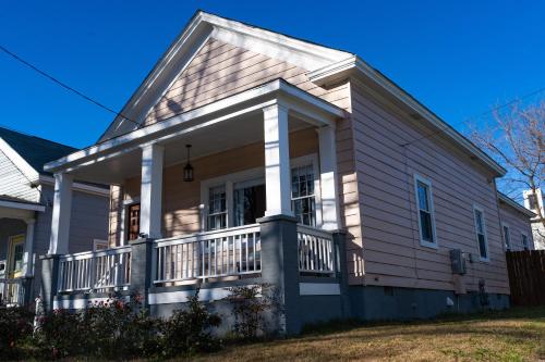 Fotografie z fotogalerie ubytování Remodeled Historic House Walkable to Everything v destinaci Raleigh