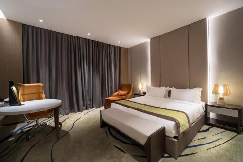 um quarto de hotel com uma cama e uma secretária em Marigold Hotels em Windhoek