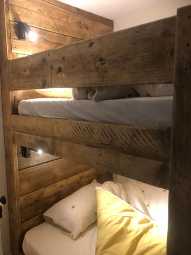 Dviaukštė lova arba lovos apgyvendinimo įstaigoje teapot cottage