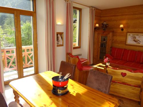 un salon avec une table en bois et un canapé dans l'établissement Les Glaciers - Appartement 1, à Chamonix-Mont-Blanc