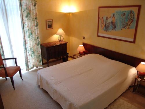 una camera con letto, tavolo e finestra di Les Glaciers - Appartement 1 a Chamonix-Mont-Blanc
