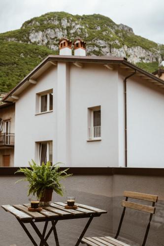 a table and chair in front of a white building at CIVICO 2 in Costa Volpino