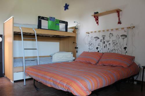 ein Schlafzimmer mit einem Bett und einem Etagenbett in der Unterkunft Villa Madi in San Lorenzo
