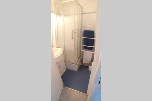 une petite salle de bain avec toilettes et lavabo dans l'établissement Appartement 2 personnes à 300m de la mer, à Cabourg