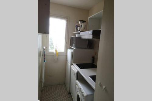 Il comprend une petite cuisine équipée d'une cuisinière et d'un évier. dans l'établissement Appartement 2 personnes à 300m de la mer, à Cabourg