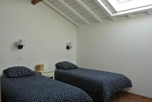 A bed or beds in a room at La Casa Tara