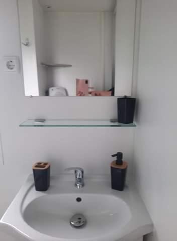La salle de bains est pourvue d'un lavabo avec miroir et de 2 bougies. dans l'établissement Sublima, à Litteau