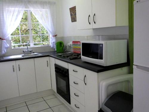 Dapur atau dapur kecil di Sunshine Self Catering