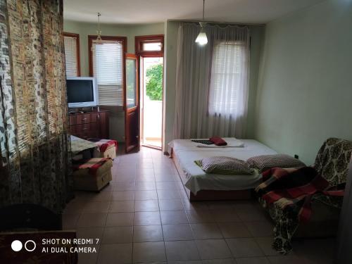 une chambre avec un lit, une télévision et un canapé dans l'établissement Apartment Center, à Varna