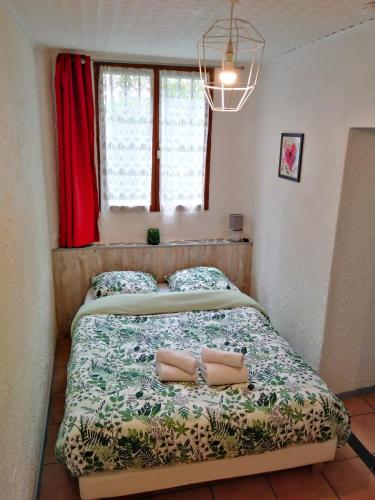 une chambre avec un lit avec deux chaussures dessus dans l'établissement Appartement T1 quartier château de Pau, à Pau