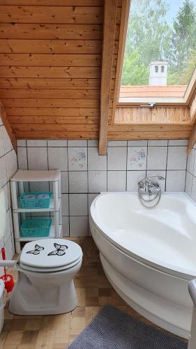 A bathroom at Fruzsi Vendégház