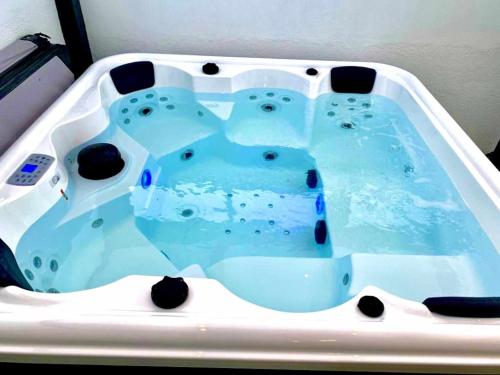bañera de agua azul en Adosado Las Gaviotas Casa completa, en Tarifa