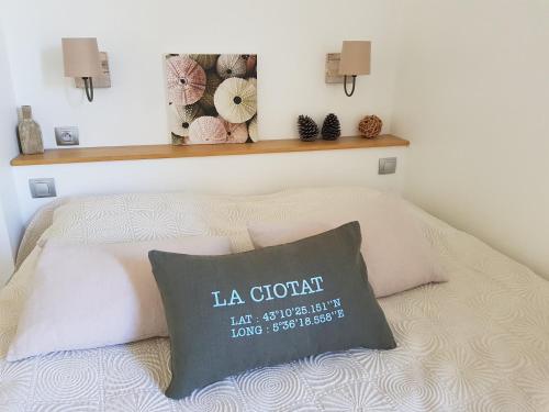 um quarto com uma cama com uma almofada em Chambre d'hôtes LE SECADOU em La Ciotat