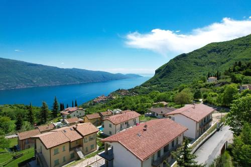 - un village avec vue sur un lac dans l'établissement Borgo Ermanno, à Tignale