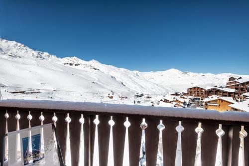 a balcony with a view of the snow covered mountains at Résidence Le Chamois d'Or in Val Thorens
