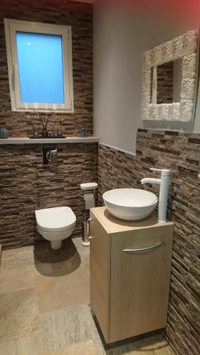 een badkamer met een wastafel en een toilet bij LOCANOMA in Corbara