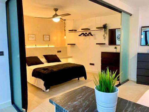 Un dormitorio con una cama y una ventana grande. en Apartamento Las Gaviotas 9B, en Tarifa