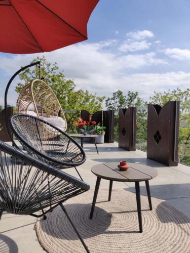 a patio with chairs and a table and an umbrella at Hotel Castello S. Antonio in Lazise