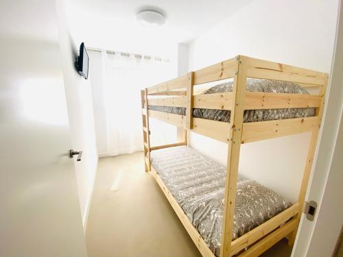 Katil dua tingkat atau katil-katil dua tingkat dalam bilik di Viva Valencia Apartments