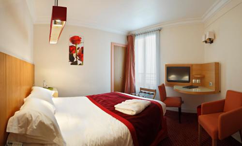 Кровать или кровати в номере Westside Arc de Triomphe Hotel