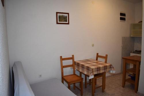 een kamer met een tafel, 2 stoelen en een bed bij Holiday apartment in Drage with balcony, air conditioning, W-LAN 5013-1 in Drage