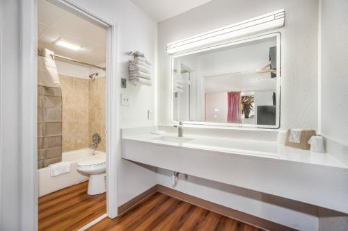 Ένα μπάνιο στο Studio 6 Florence, SC