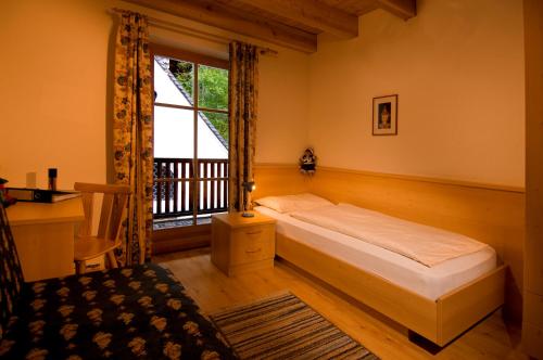 a bedroom with a bed and a window at Residence Bad Bergfall in Valdaora