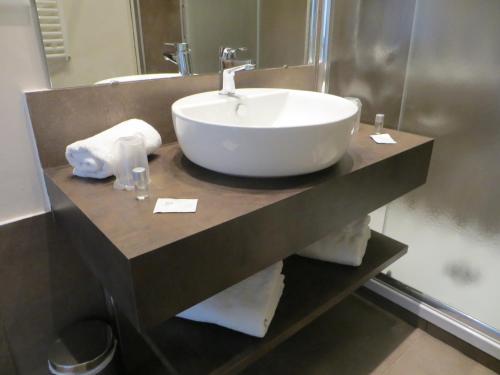 ロクブリュヌ・カップ・マルタンにあるオテル ドゥ シャルム リージェンシーのバスルーム(洗面台、鏡付)