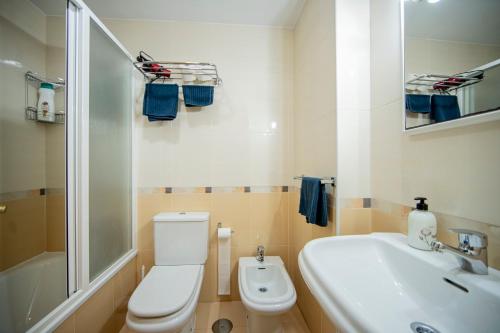 オ・ペドロウソにあるNoja rooms 1の白いトイレと洗面台のあるバスルーム