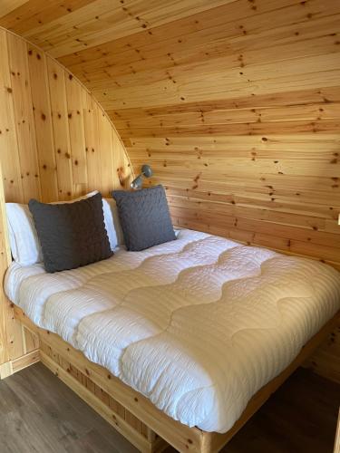 a bed in a wooden room in a cabin at Allt Yelkie Pod Coig, Luxury Glamping Earlish in Earlish