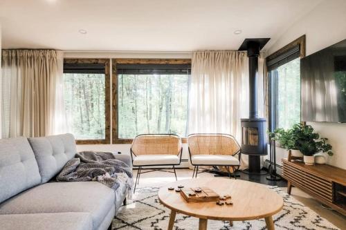 a living room with a couch and a table at Pinewood Lodge - Catskills, Windham Mountain, Hunter Mountain in Catskill