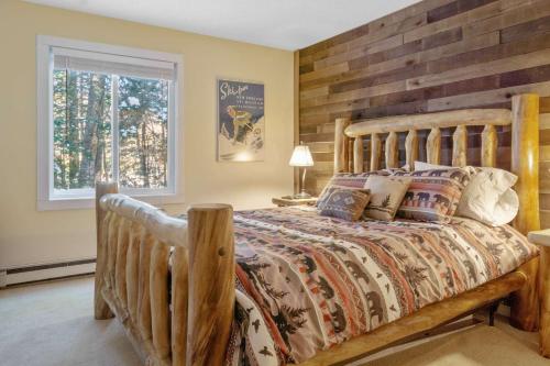 沃特維爾的住宿－The Danbury，一间卧室设有一张木床和一个窗户。
