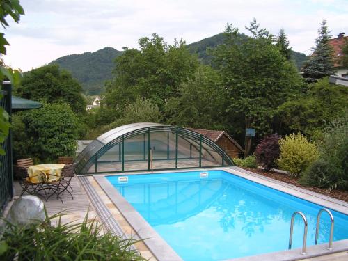 een zwembad met een glazen brug erover bij Gästehaus Lumesberger in Grein