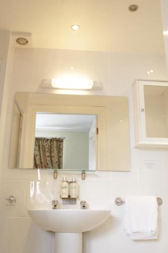 A bathroom at Clifton Villa Guest House 