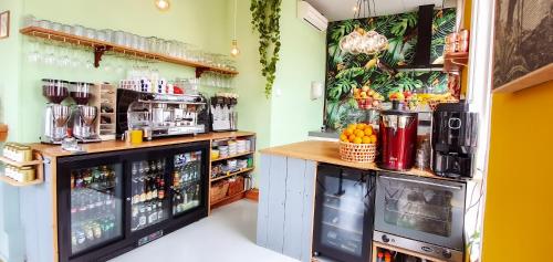a drink shop with a counter with a drink at Boutique Hotel Joure - centrum & haven in Joure