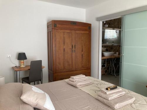 a bedroom with a bed with towels on it at Casale LUEL in Valeggio sul Mincio