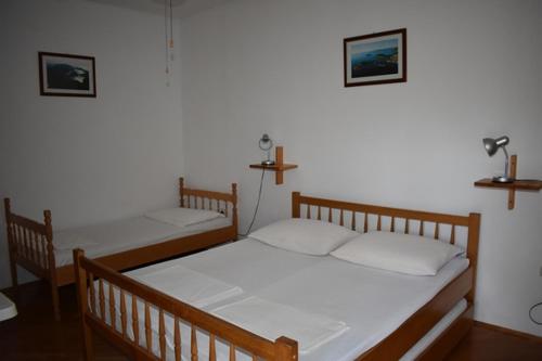 2 aparte bedden in een kamer met bij Holiday apartment in Drage with terrace, air conditioning, W-LAN 5013-3 in Drage