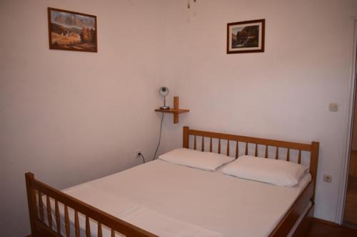 ein Schlafzimmer mit einem weißen Bett mit zwei Kissen in der Unterkunft Holiday apartment in Drage with terrace, air conditioning, W-LAN 5013-5 in Drage