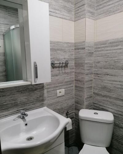 Bilik mandi di Karbula Apartments & Villa