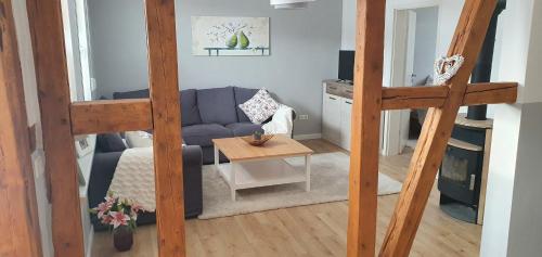 uma sala de estar com um sofá azul e uma mesa em Ferienhaus Darlingerode em Darlingerode