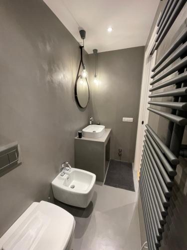 ein Badezimmer mit einem weißen WC und einem Waschbecken in der Unterkunft Mare e Cielo Luxury Apartment 2BR in Sestri Levante