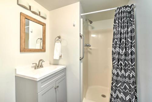 een badkamer met een wastafel en een douche bij Cozy-Chic Abode Hang Glide, Hike, Rock Climb in Trenton
