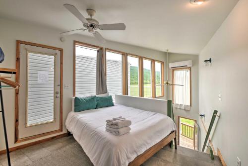 een slaapkamer met een bed, een plafondventilator en ramen bij Cozy-Chic Abode Hang Glide, Hike, Rock Climb in Trenton