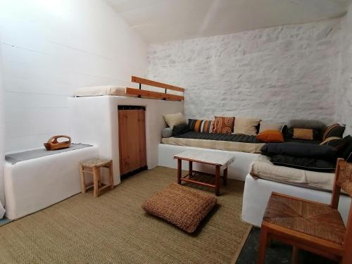 sala de estar con 2 camas y sofá en La Fortance Paradis Naturel - Proche de la ville, en Planfoy